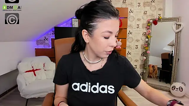 EmillyTaylor online show from December 18, 4:51 am