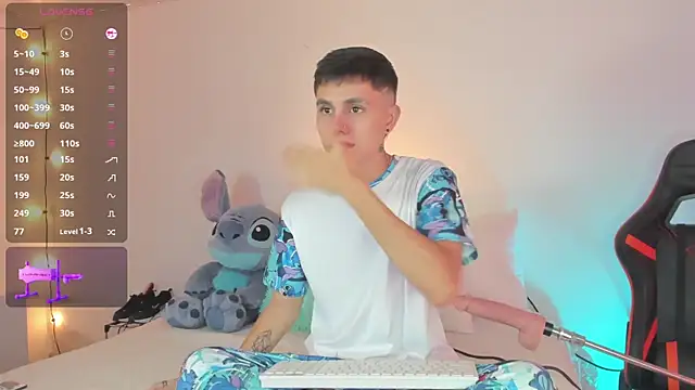 Snapshot of DustinLevine chatting on January 16, 12:53 pm DustinLevine online show from January 16, 12:53 pm