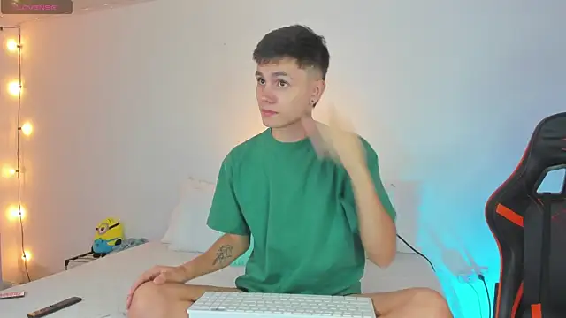 Snapshot of DustinLevine chatting on January 20, 12:49 pm DustinLevine online show from January 20, 12:49 pm