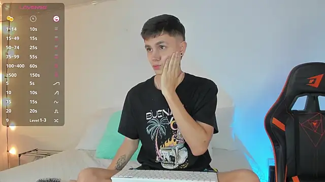 Snapshot of DustinLevine chatting on February 10, 12:39 pm DustinLevine online show from February 10, 12:39 pm