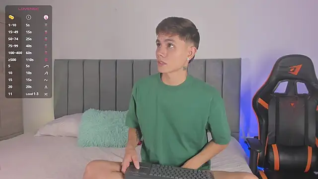 Snapshot of DustinLevine chatting on December 4, 1:15 am DustinLevine online show from December 4, 1:15 am