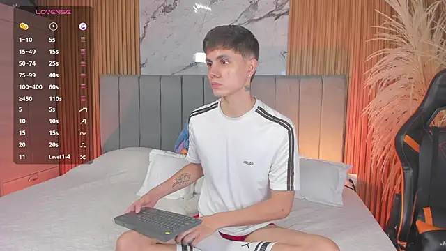 Snapshot of DustinLevine chatting on February 20, 12:27 pm DustinLevine online show from February 20, 12:27 pm