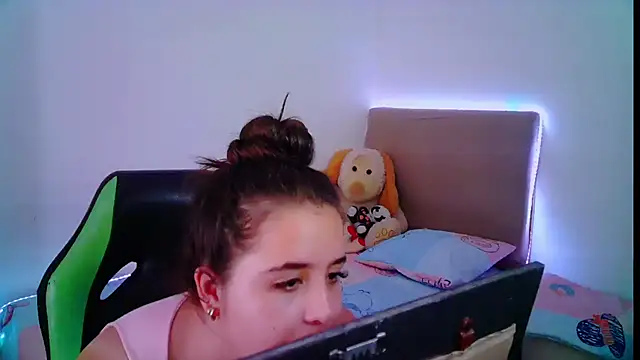 Snapshot of _alicia_z chatting on February 1, 5:26 pm alicia z online show from February 1, 5:26 pm