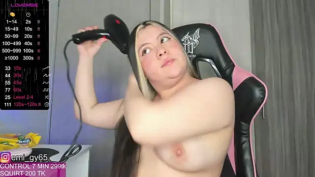 Snapshot of emilyn_grey1 chatting on December 23, 3:55 pm emilyn grey1 online show from December 23, 3:55 pm
