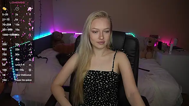 Snapshot of AmandaFiree chatting on October 12, 6:23 am AmandaFiree online show from October 12, 6:23 am