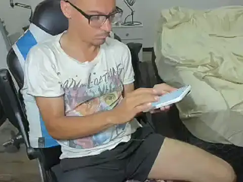 Snapshot of guachin_hunk chatting on December 26, 4:32 am guachin hunk online show from December 26, 4:32 am