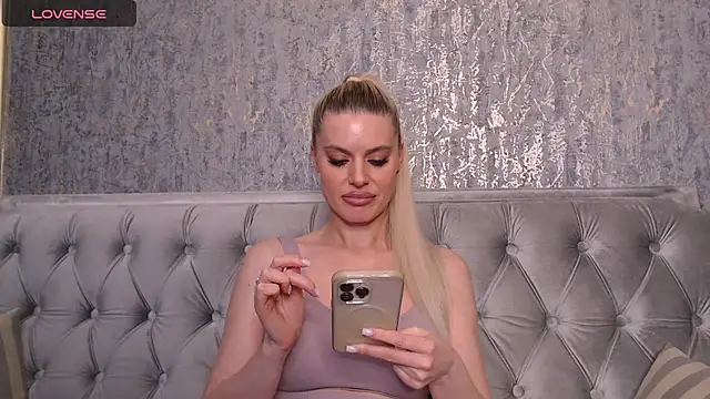 BlondieStar online show from December 9, 1:45 pm