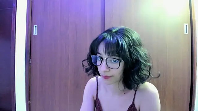 Snapshot of _Lunnaa_ chatting on December 8, 3:43 am  Lunnaa  online show from December 8, 3:43 am