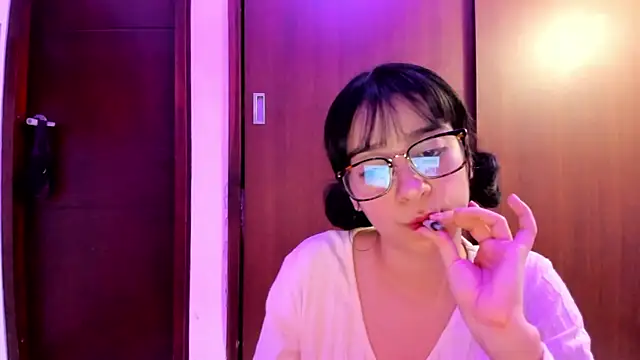 Snapshot of _Lunnaa_ chatting on December 18, 3:26 am  Lunnaa  online show from December 18, 3:26 am