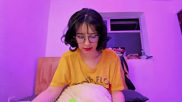 Snapshot of _Lunnaa_ chatting on December 19, 1:28 am  Lunnaa  online show from December 19, 1:28 am