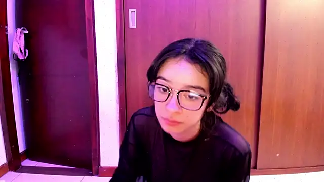 Snapshot of _Lunnaa_ chatting on February 2, 5:21 am  Lunnaa  online show from February 2, 5:21 am
