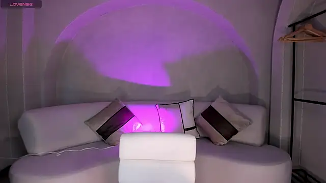 NiaHolland online show from September 23, 6:00 pm