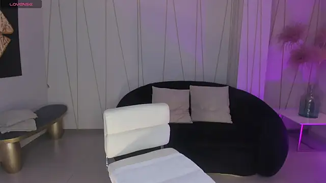 NiaHolland online show from April 18, 4:55 pm