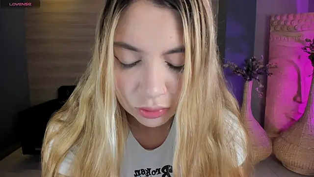 Snapshot of NiaHolland chatting on May 4, 5:20 pm NiaHolland online show from May 4, 5:20 pm