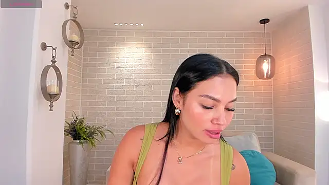 Snapshot of MollyJones_ chatting on May 7, 7:19 pm MollyJones online show from May 7, 7:19 pm