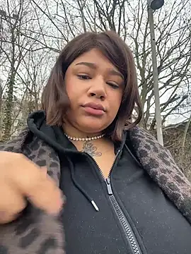 Snapshot of IamSashaLuv chatting on December 5, 9:40 am IamSashaLuv online show from December 5, 9:40 am