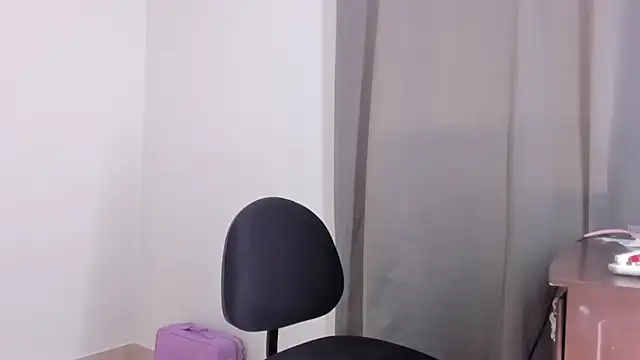 Snapshot of Emma_lean chatting on August 2, 10:30 pm Emma lean online show from August 2, 10:30 pm