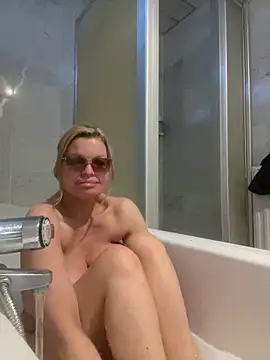 Lisavontease online show from February 8, 3:15 pm