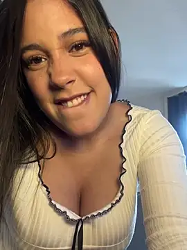 Snapshot of WHAAATTTTTTTTTT chatting on May 13, 2:25 pm WHAAATTTTTTTTTT online show from May 13, 2:25 pm
