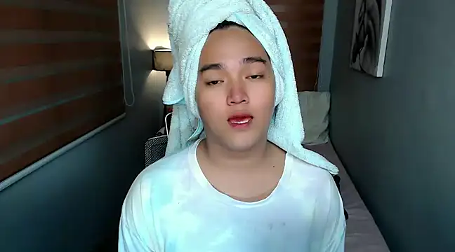 Snapshot of MoaningKylie chatting on December 17, 9:07 am MoaningKylie online show from December 17, 9:07 am