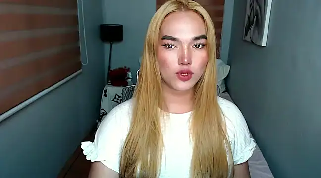 Snapshot of MoaningKylie chatting on January 18, 9:45 am MoaningKylie online show from January 18, 9:45 am