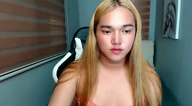 Snapshot of MoaningKylie chatting on February 1, 1:44 am MoaningKylie online show from February 1, 1:44 am