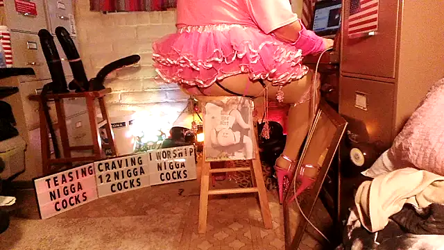 Snapshot of tgirljillforbbc chatting on March 27, 6:18 pm tgirljillforbbc online show from March 27, 6:18 pm