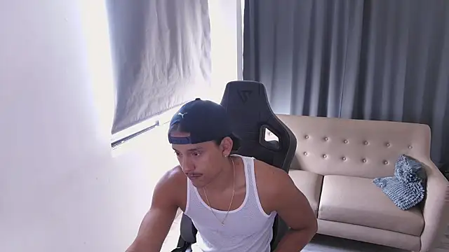 Snapshot of Liam_V chatting on August 8, 1:24 pm Liam V online show from August 8, 1:24 pm