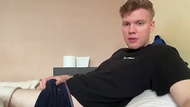 Snapshot of sexybooii6968 chatting on October 13, 1:44 pm sexybooii6968 online show from October 13, 1:44 pm