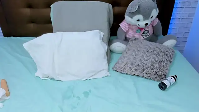 Snapshot of olivia_love_ chatting on February 11, 12:28 am olivia love online show from February 11, 12:28 am