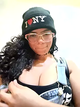 Snapshot of Simone_Miller chatting on January 2, 9:39 pm Simone Miller online show from January 2, 9:39 pm