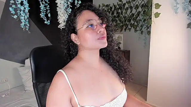 Snapshot of alixon_fiore5 chatting on May 20, 5:46 am alixon fiore5 online show from May 20, 5:46 am