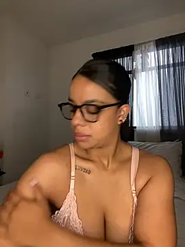 Snapshot of trianawhite chatting on May 16, 4:50 pm trianawhite online show from May 16, 4:50 pm