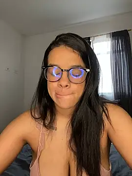Snapshot of trianawhite chatting on May 27, 3:42 pm trianawhite online show from May 27, 3:42 pm
