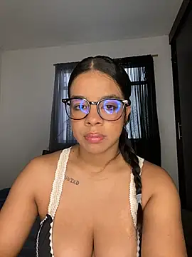Snapshot of trianawhite chatting on July 4, 3:29 pm trianawhite online show from July 4, 3:29 pm