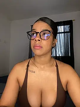 Snapshot of trianawhite chatting on July 9, 2:32 pm trianawhite online show from July 9, 2:32 pm