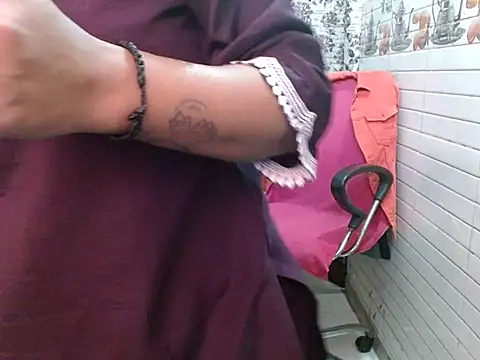 Snapshot of LovingPihu chatting on February 14, 5:48 am LovingPihu online show from February 14, 5:48 am