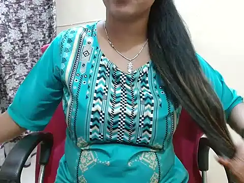 Snapshot of LovingPihu chatting on April 15, 5:25 am LovingPihu online show from April 15, 5:25 am