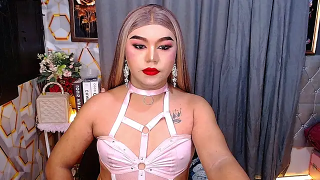 Snapshot of SweetCumFrancine chatting on June 12, 5:06 am SweetCumFrancine online show from June 12, 5:06 am