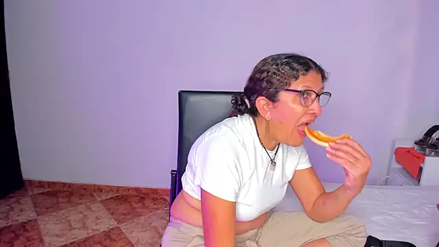 Keyla Milf online show from December 2, 2:39 am