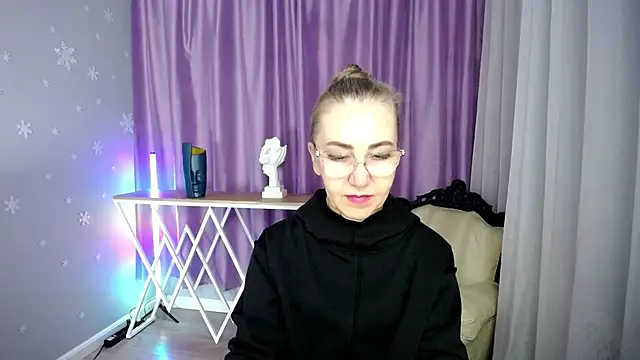 queen a n i online show from September 26, 8:51 am