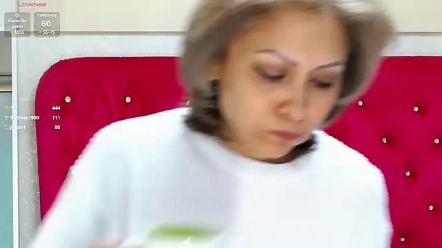 LoraDelNiro online show from March 7, 1:18 pm