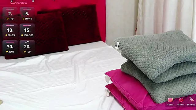 LoraDelNiro online show from October 29, 1:24 pm