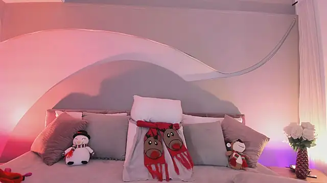 Nicolle W online show from December 19, 12:01 pm