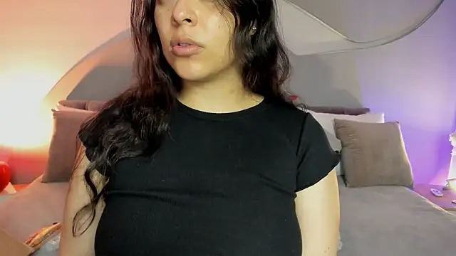 Nicolle W online show from April 14, 2:34 pm