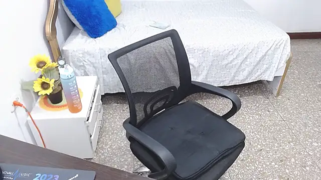 emiliaa hot online show from December 18, 2:21 am