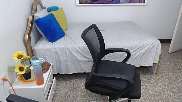 emiliaa hot online show from December 19, 12:24 am