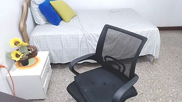 emiliaa hot online show from January 17, 1:47 am