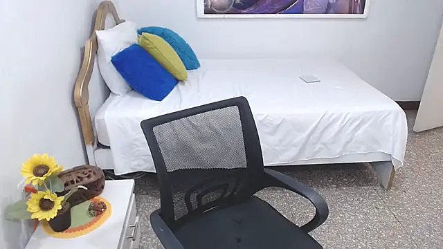 emiliaa hot online show from February 7, 6:45 pm