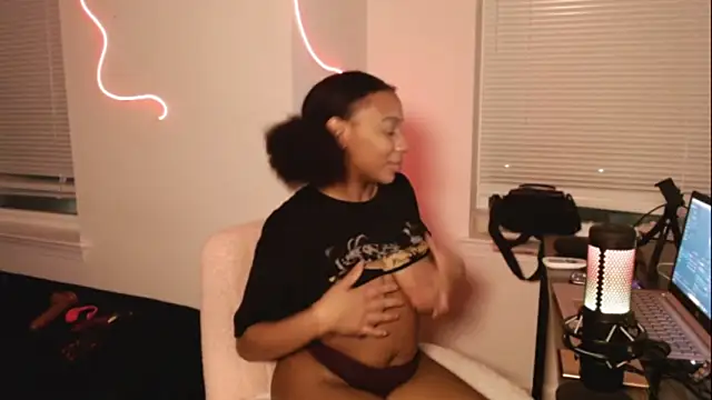 EatSweetMolly online show from February 7, 4:59 am